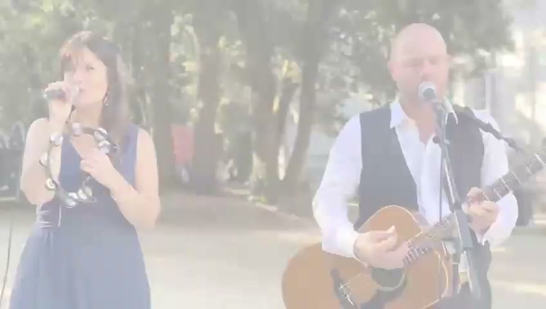 Alexia et Guillaume en cérémonie, chant et guitare acoustique